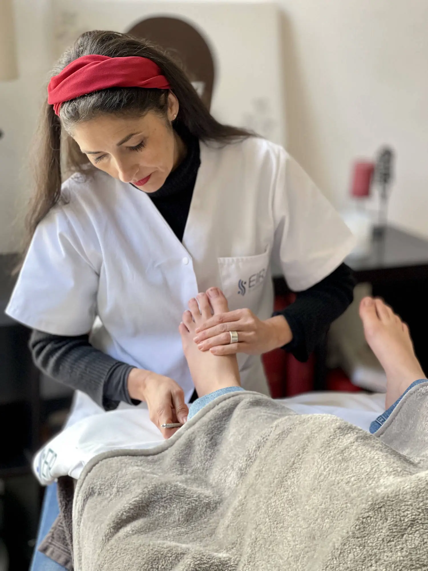 Réflexologue certifiée, je vous propose, à Toulouse centre, des séances de réflexologie combinée, Plantaire, Palmaire, Auriculaire, Faciale.