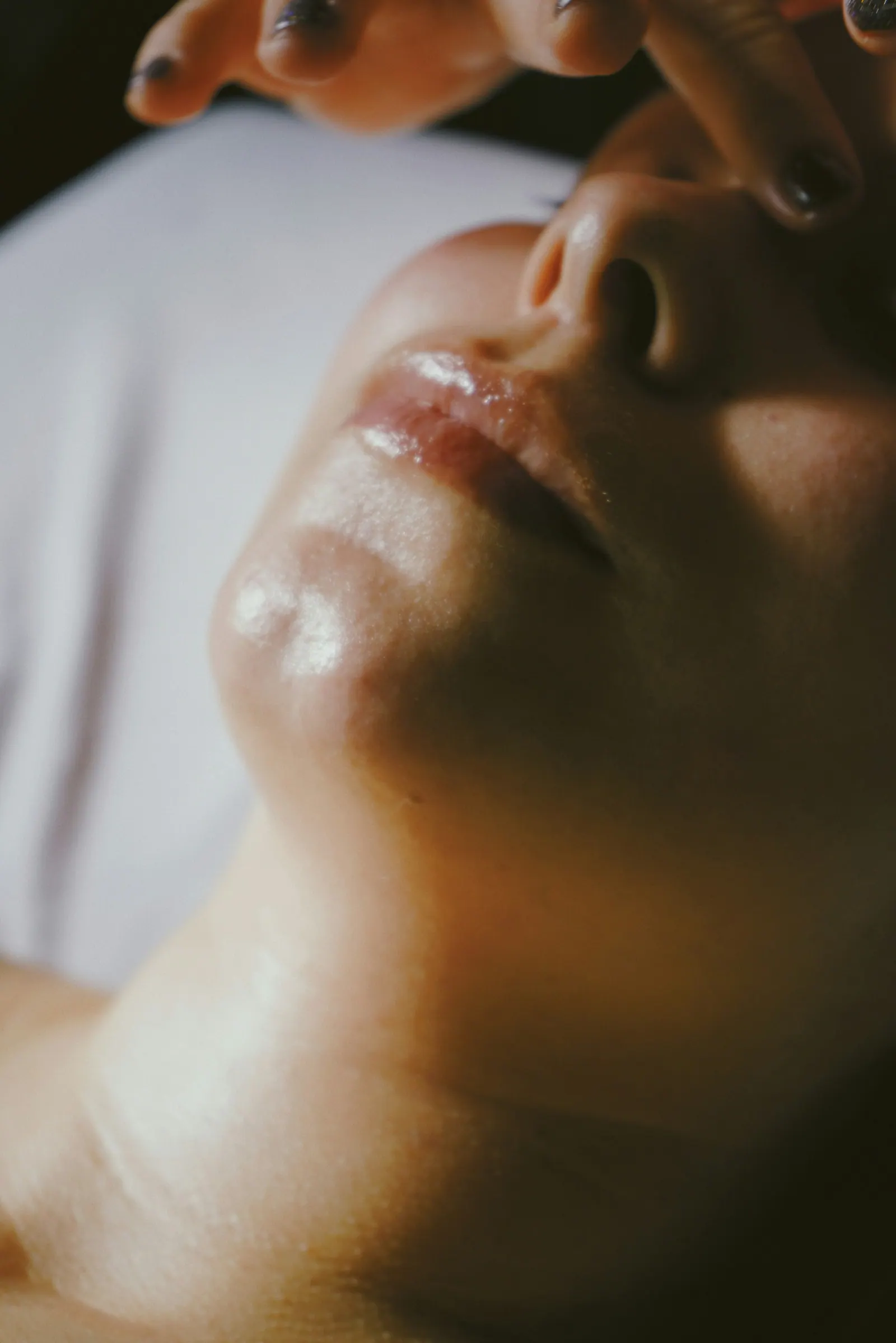 Massage facial Kobido réalisé sur une femme détendue